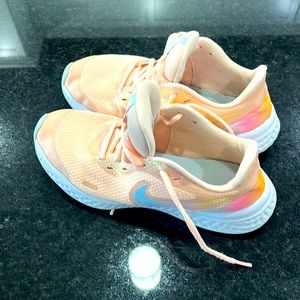 Youth 6.5 like new Nike running shoes